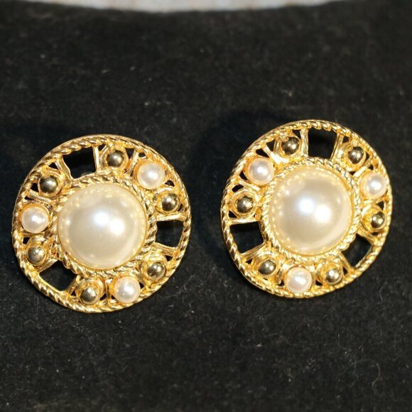 1.25" Diameter Gold Tone Earrings with Faux Pearl Accents - Picture 1 of 5